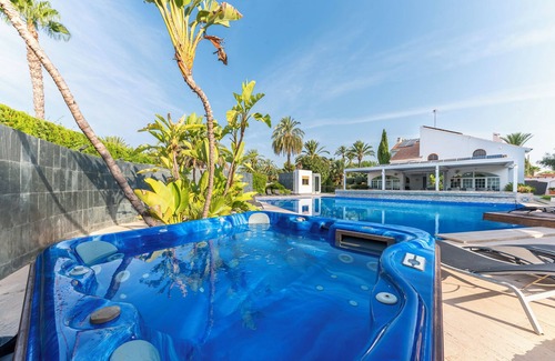 Elche Villa | Large villa with huge garden and swimming pool, perfect for groups and events