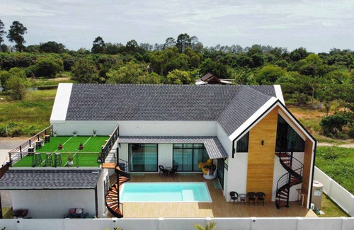 Rayong Villa | Grande villa à piscine privée, 600m de la plage Mae Rumphueng et près Koh Samet