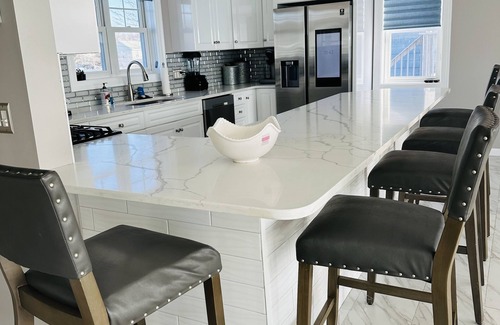 East Haven Maison | Large Waterfront Modern Beach House