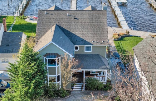Brick Maison | Large waterfront home w/ pool