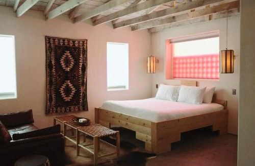 Marfa Appartement | Large West Texas Suite at Iconic Property