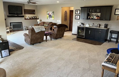 Butte Des Morts Maison | Larger house in quiet neighborhood near Oshkosh w/ large backyard!