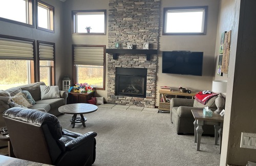 Butte Des Morts Maison | Larger house in quiet neighborhood near Oshkosh w/ large backyard!