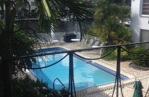 Nurmi Isles Copropriété | Las Olas condo 2 chambres donnant sur le canal sous le soleil, tropical Ft Lauderdale