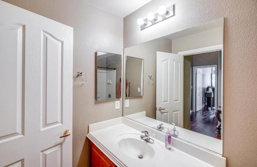 Sunrise Manor Appartement | Las Vegas Condo with Patio and Pool Access!