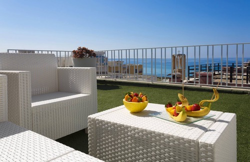 Gallipoli Appartement | PENTHOUSE JUSTE RÉNOVÉ MER FRONT GALLIPOLI SALENTO AVEC 250MQ DE TERRASSE