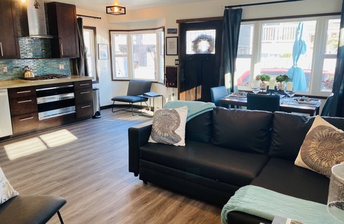 Mission Beach Cottage | Last minute discounts!Pet friendly with AC steps to beach-SUV parking