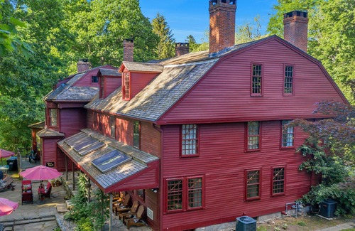 Norwichtown Maison | Lathrop Manor, home of the Lathrop family, Lydia Sigourney, and Benedict Arnold
