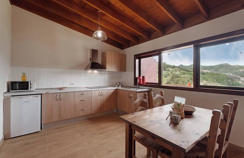 Agulo Appartement | Chambre 'Laurel' avec vue sur les montagnes, Wi-Fi et climatisation
