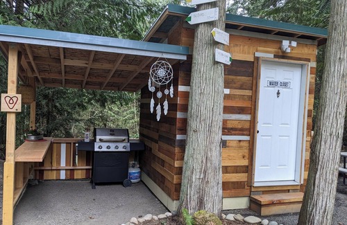 Sequim Location De VR | Lavender Glamping Tent with heater , mini fridge and fire pit.