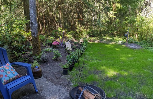 Sequim Location De VR | Lavender Glamping Tent with heater , mini fridge and fire pit.