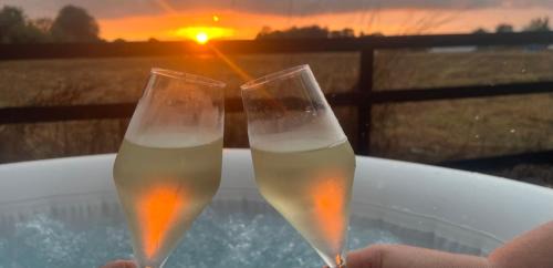 Wicklewood Appartement | Lavender Lodge - Pool and Hot Tub with sunset views over open fields
