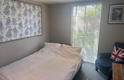 Wicklewood Appartement | Lavender Lodge - Pool and Hot Tub with sunset views over open fields