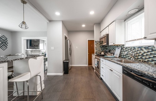 Irvington Maison | Lavish 3 Bedroom 1 Bath house-10 minutes to EWR/ FREE parking for multiple cars.