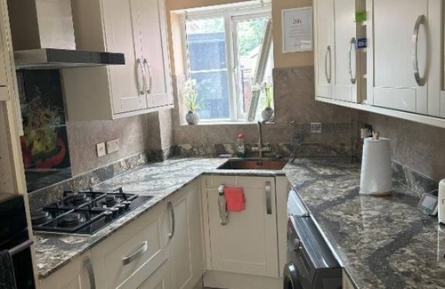 Heath Maison | Lavish 3 story house : Double Room with Shared Bathroom