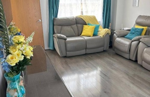 Heath Maison | Lavish 3 story house : Double Room with Shared Bathroom