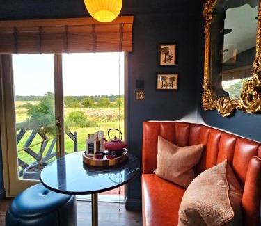 Chessington Maison | Lavish Country Retreat 30mins Taxi Ride From West London