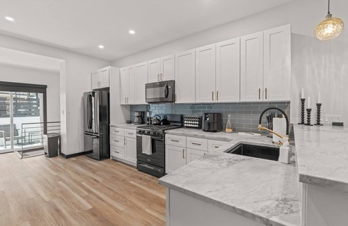 Girard Estates Maison | Lavish Family Friendly Retreat w/Pool Table & 85" TV
