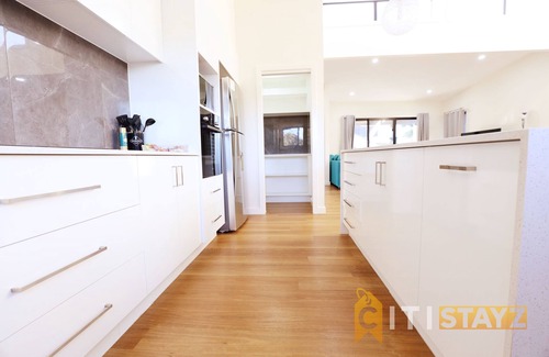 Lyons Maison | Lavish in Lyons - 3bd 2bth spacious & modern home