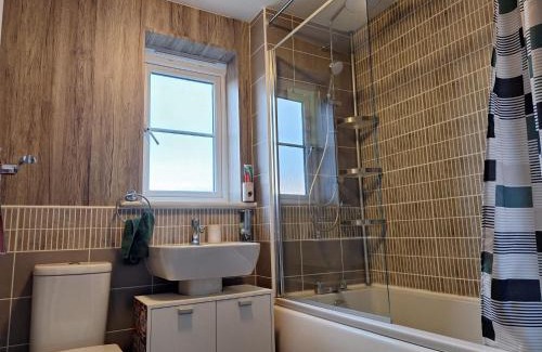 Wakefield Maison | Lavish Lodge - Perfect for couples, families and contractors!