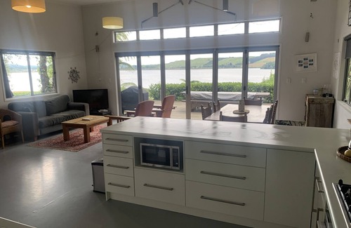 Tikitere Maison | Laze by the Lake
