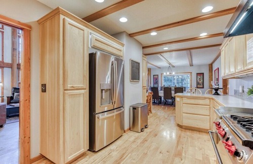 Welches Cabine | Lazy Bear Lodge- Hot Tub, Golf Views, Game Room