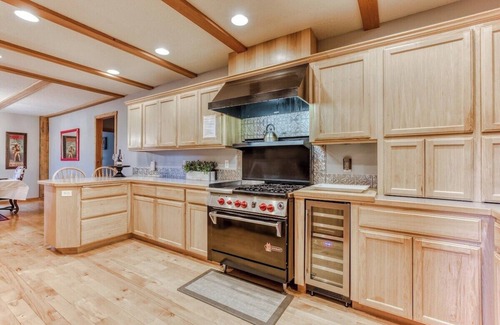 Welches Cabine | Lazy Bear Lodge- Hot Tub, Golf Views, Game Room