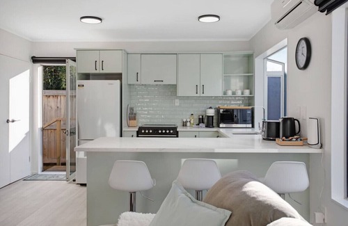 Pakuranga Heights Maison | Lazy Daze Retreat with Parking and Wi-fi