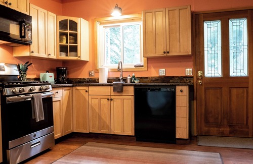 Black Hawk Cabine | Lazy Me ~ A Magical Creek-front Cabin with Hot Tub! Private Woods