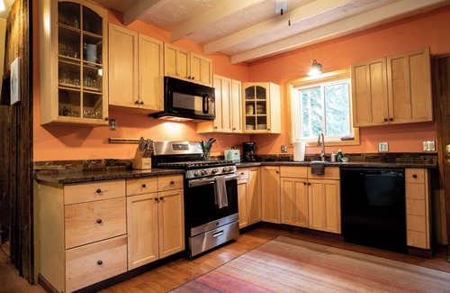 Black Hawk Cabine | Lazy Me ~ A Magical Creek-front Cabin with Hot Tub! Private Woods