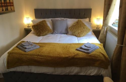 Oakham Maison | Lazy Nest - Sleeps 4 Parking Garden & Hammocks