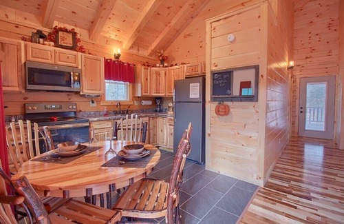 Carbon Hill Cabine | Lazy Oaks Cabin by Tranquil Hills Lodging