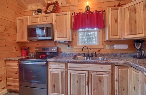 Carbon Hill Cabine | Lazy Oaks Cabin by Tranquil Hills Lodging