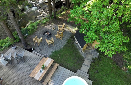 Potton Chalet De Ski | Le 88 Howard - spa, sauna, rivière & joli pont !