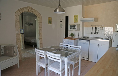 Noves Appartement | Le Beaulieu L' OLIVIER Studio dans villa avec piscine