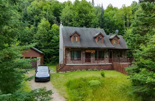 St-Adolphe-d'Howard Chalet De Ski | Le Bûcheron Rustic Chalet with Spa and Lake Access
