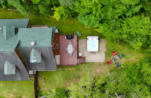St-Adolphe-d'Howard Chalet De Ski | Le Bûcheron Rustic Chalet with Spa and Lake Access