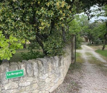 Grignan Lit Et Petit-Déjeuner | Le cabanon de la bergerie