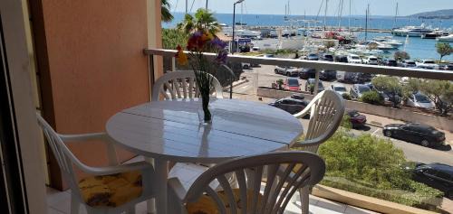 Frejus Port Appartement | LE CAPITOLE Vue mer Studio cabine 27m2 2 adultes 2 enfants avec climatisation et garage