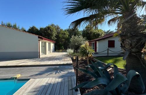 Soulac-sur-Mer Villa | Le Chai de l'Océan - Villa Soulacaise plage à 100m Piscine Jardin 1400m2