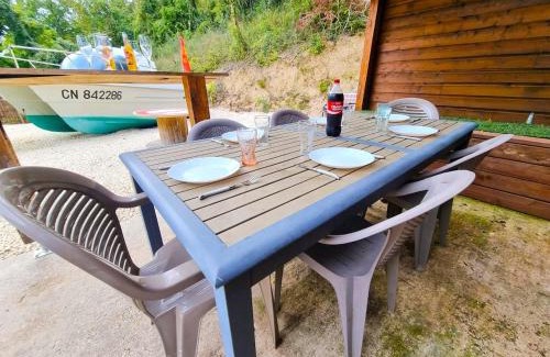 Les Trois Lacs Chalet De Ski | Le chalet au bord de seine