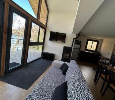 Saint-Theoffrey Chalet De Ski | Le chalet avec sa plage privée