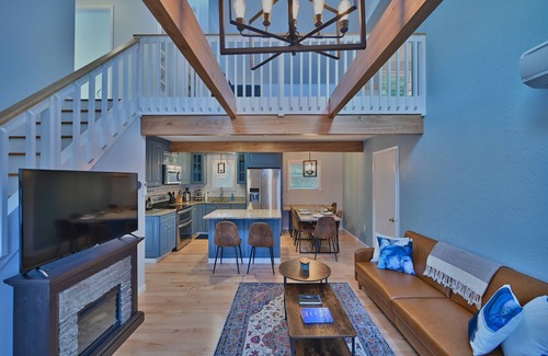 Stroudsburg Chalet De Ski | Le Chalet Blue near Camelback, Poconos, 6Bed, Sleeps 10, Pool