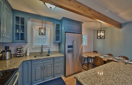 Stroudsburg Chalet De Ski | Le Chalet Blue near Camelback, Poconos, 6Bed, Sleeps 10, Pool