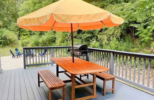 Stroudsburg Chalet De Ski | Le Chalet Blue near Camelback, Poconos, 6Bed, Sleeps 10, Pool