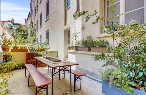 Grande Cote - Annonciade Appartement | Le Cocon du Papillon Bleu I 2 suites parentales avec terrasse en plein coeur de Lyon I Parking inclus