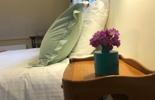 Chamberet Lit Et Petit-Déjeuner | Le cottage du séquoia