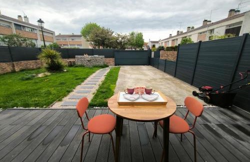 Saint-Quentin-en-Yvelines Appartement | Le Cupidon, cocon privé avec Spa, Sauna, Cinéma Netflix et Jardin privé