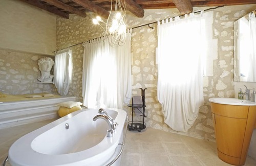 Les Baux-de-Provence Villa | Le Dernier Château : villa d’architecte construite dans la roche avec piscine dans les pittoresques