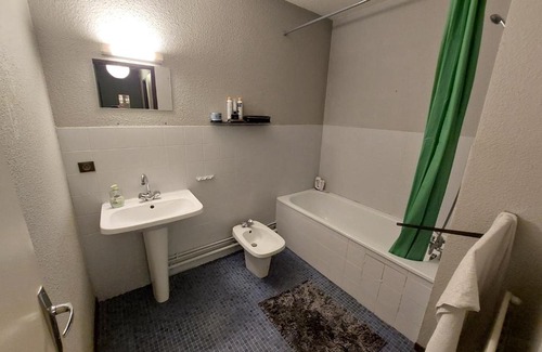 Dufau-Tourasse Appartement | le Fossié - grand T2 - basique propre et fonctionnel avec parking
